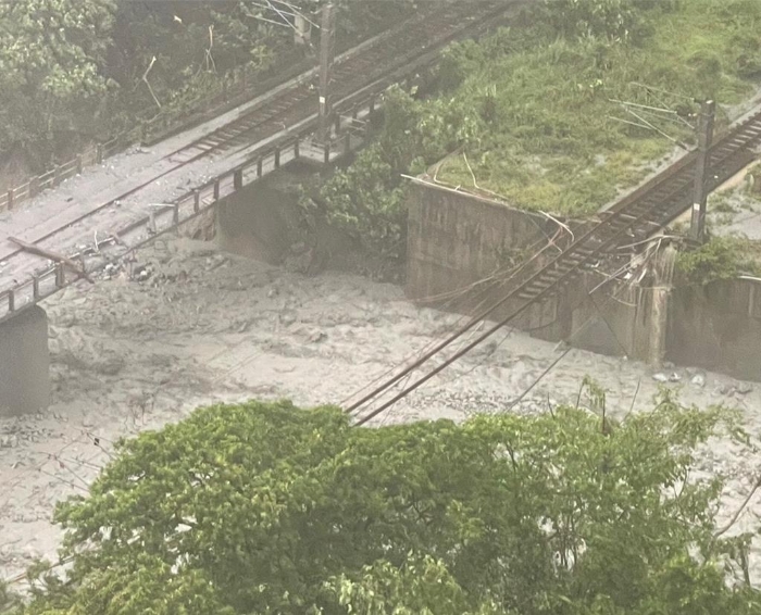 台铁北回线和仁至崇德间小清水溪桥遭土石流冲毁