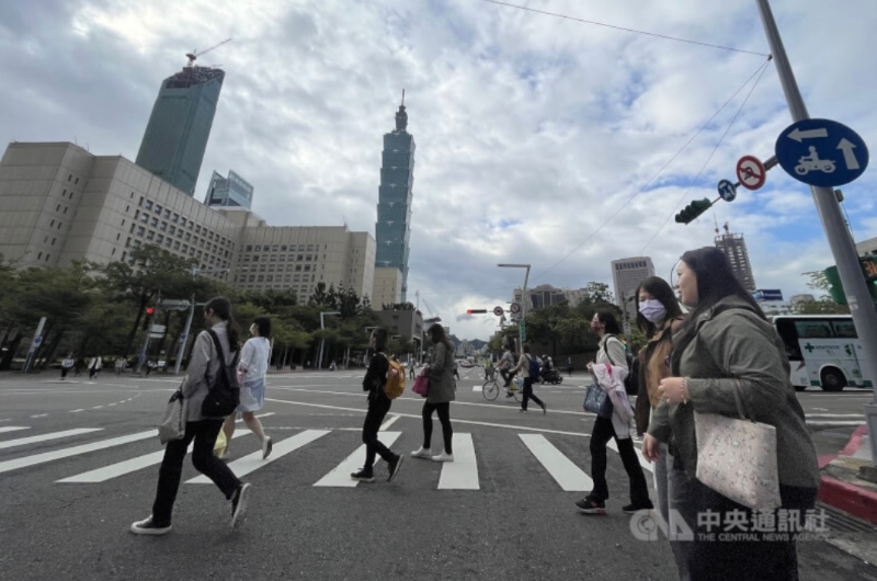 图为台北市信义区上班时间街头一景。（图源：台湾“中央社”）