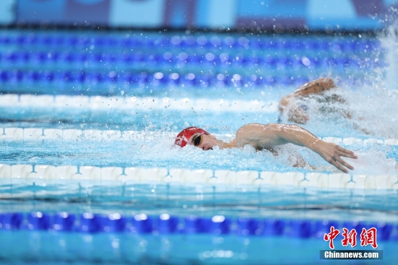 当地时间8月4日，在巴黎奥运会游泳项目男子4x100米混合泳接力决赛中，由徐嘉余、覃海洋、孙佳俊、潘展乐组成的中国队夺得金牌。图为潘展乐在比赛中。