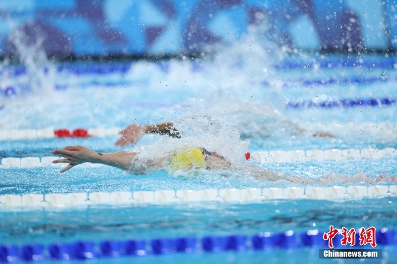 当地时间8月4日，在巴黎奥运会游泳项目男子4x100米混合泳接力决赛中，由徐嘉余、覃海洋、孙佳俊、潘展乐组成的中国队夺得金牌。图为徐嘉余在比赛中。