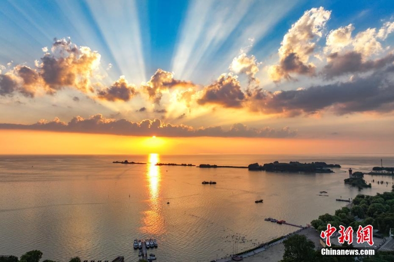 8月4日傍晚，江苏淮安，航拍洪泽湖夕阳美。洪泽湖清淡平静的湖水，“孕育”出了丰富的水产资源和富有特色的旅游资源。（无人机照片）