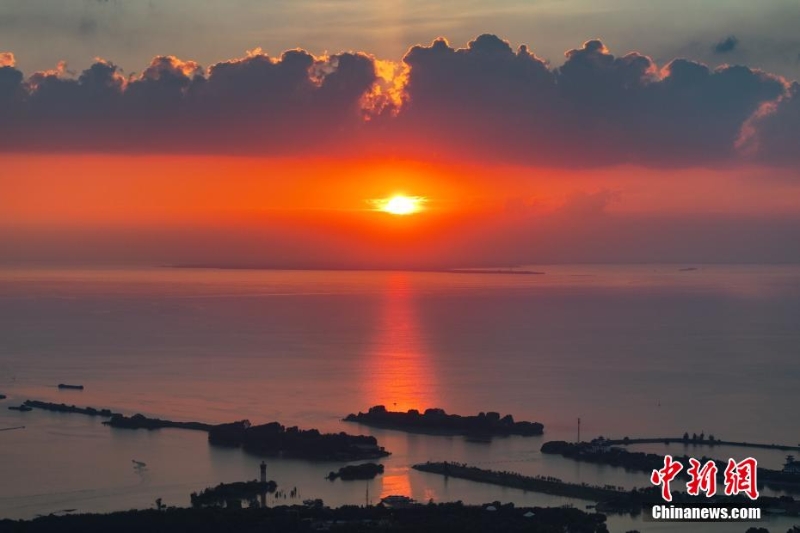 8月4日傍晚，江苏淮安，航拍洪泽湖夕阳美。洪泽湖清淡平静的湖水，“孕育”出了丰富的水产资源和富有特色的旅游资源。（无人机照片）