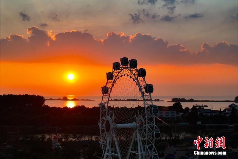 8月4日傍晚，江苏淮安，航拍洪泽湖夕阳美。洪泽湖清淡平静的湖水，“孕育”出了丰富的水产资源和富有特色的旅游资源。（无人机照片）