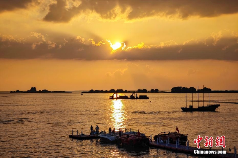 8月4日傍晚，江苏淮安，洪泽湖夕阳美。洪泽湖清淡平静的湖水，“孕育”出了丰富的水产资源和富有特色的旅游资源。