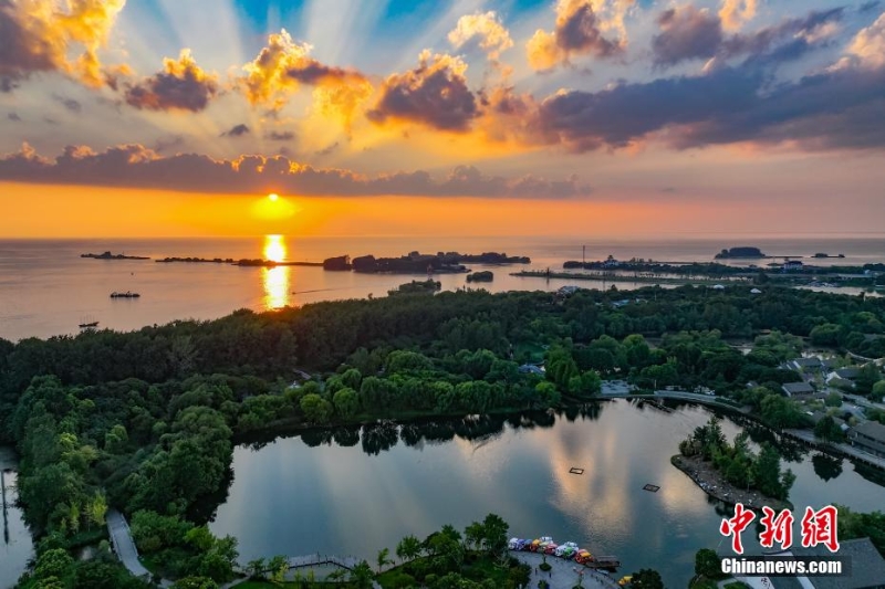 8月4日傍晚，江苏淮安，航拍洪泽湖夕阳美。洪泽湖清淡平静的湖水，“孕育”出了丰富的水产资源和富有特色的旅游资源。（无人机照片）