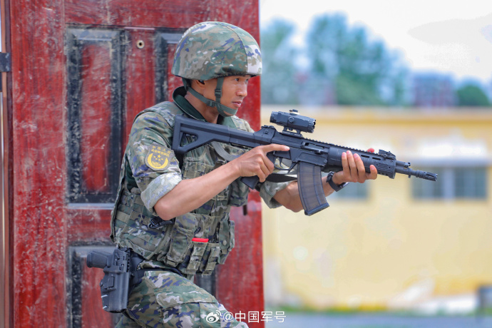 近日,武警贵州总队机动支队,组织轻武器多课目连贯性实弹射击训练