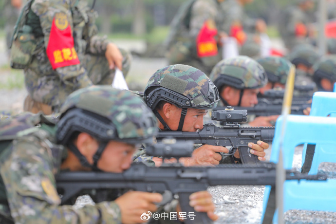 近日,武警贵州总队机动支队,组织轻武器多课目连贯性实弹射击训练