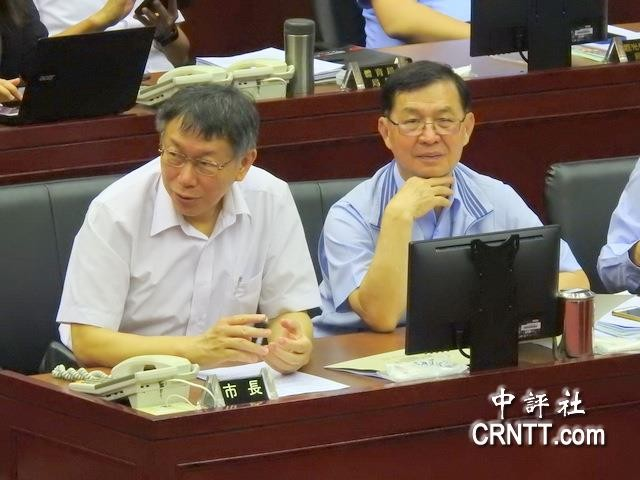 前台北市长柯文哲及副市长彭振声（右）