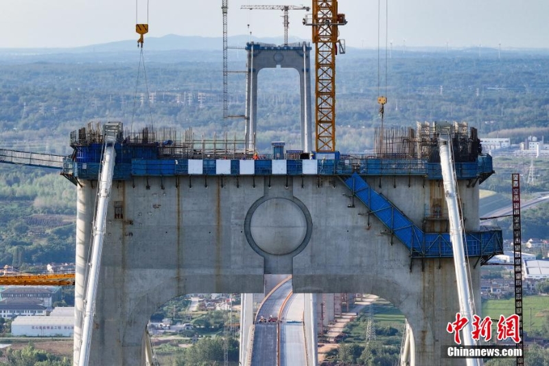 南京龙潭长江大桥建设稳步推进  钢桥面铺装施工启动