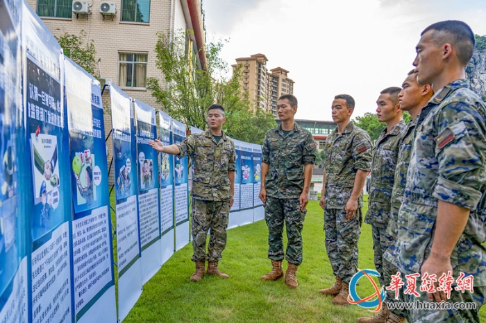 2.官兵依托挂图了解警示教育案例。（李显鹏 摄）_副本