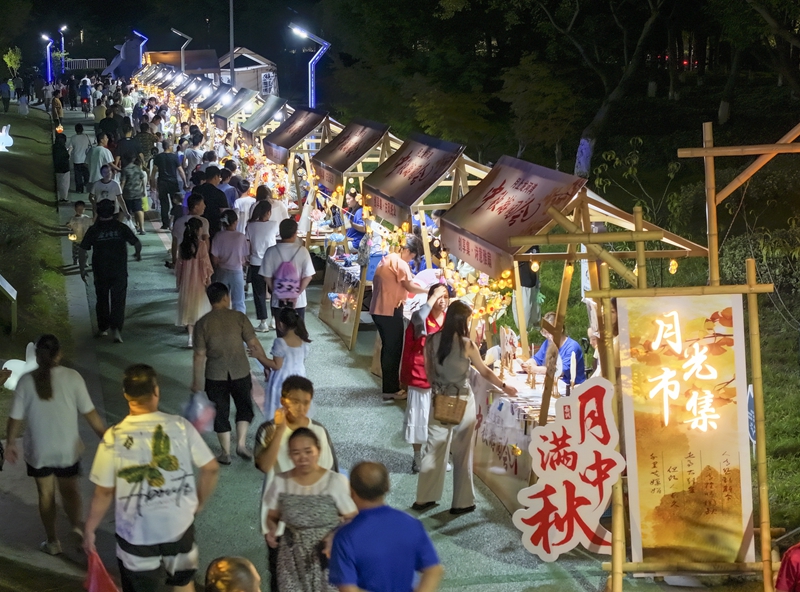 9月15日，游客在江苏省泰兴市龙河湾公园逛“月光市集”（无人机照片）。（图源：新华社）