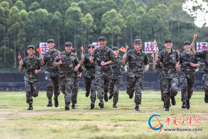 6.2024年9月29日，武警广西总队桂林支队官兵手拿国旗，共享快乐时光。农文尖 摄_副本