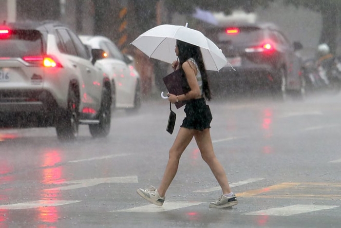 東北季風影響及水氣偏多，易有短延時強降雨。（本報系資料照）