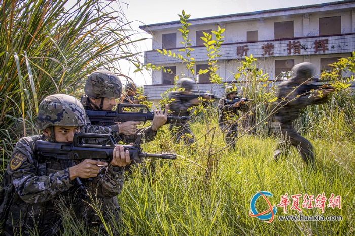 1、武警官兵在战术训练中协同搜索前进。刘晨 摄_副本