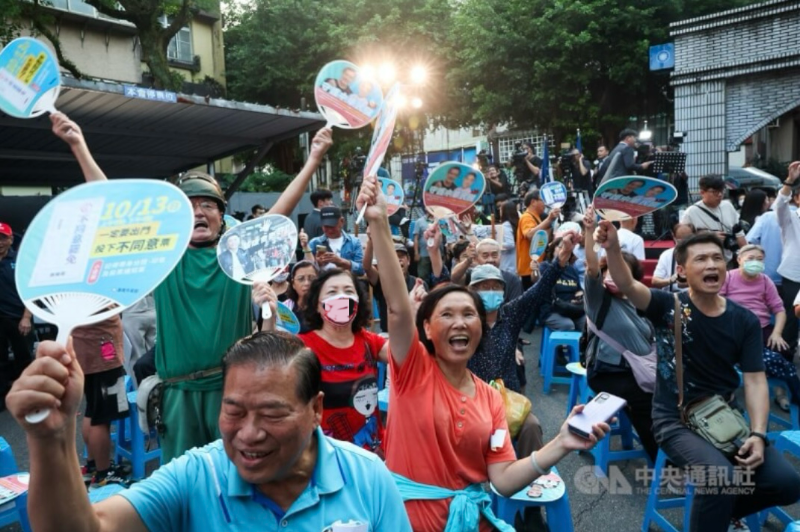 台湾基隆市长谢国梁罢免案10月13日举行投票，支持者聚集国民党基隆市党部，为谢国梁加油打气。（图源：台湾“中央社”）