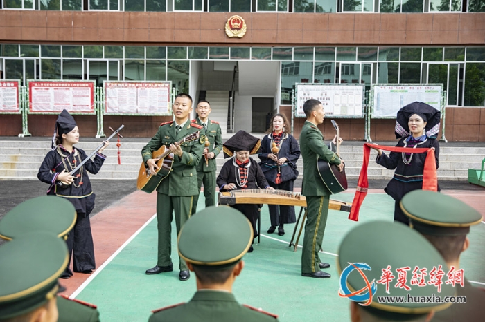 1、2024年12月4日，武警官兵与驻地“民族合唱队”共唱民歌、军歌。_副本