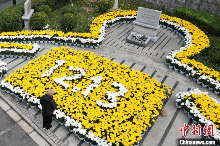 国家公祭日将至侵华日军南京大屠杀遇难同胞丛葬地布置鲜花悼念遇难同胞