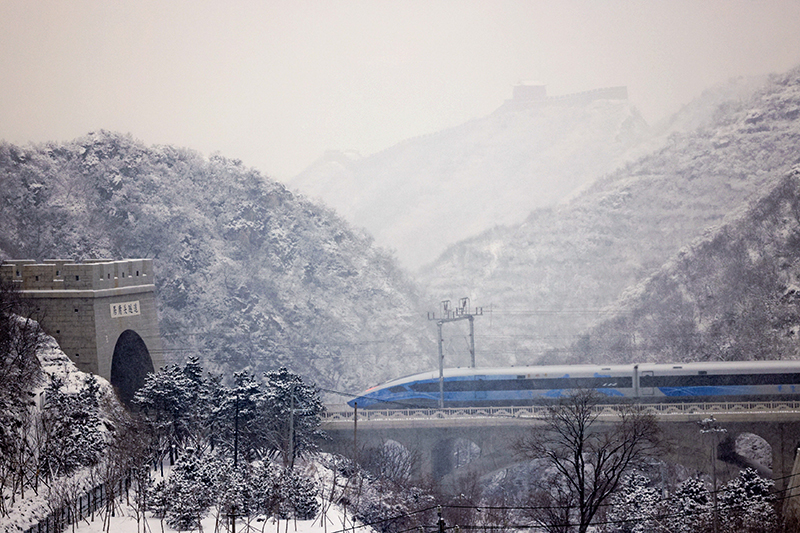 2022年1月21日，京张高铁列车经过居庸关隧道，从北京驶向太子城。（图源：新华社）