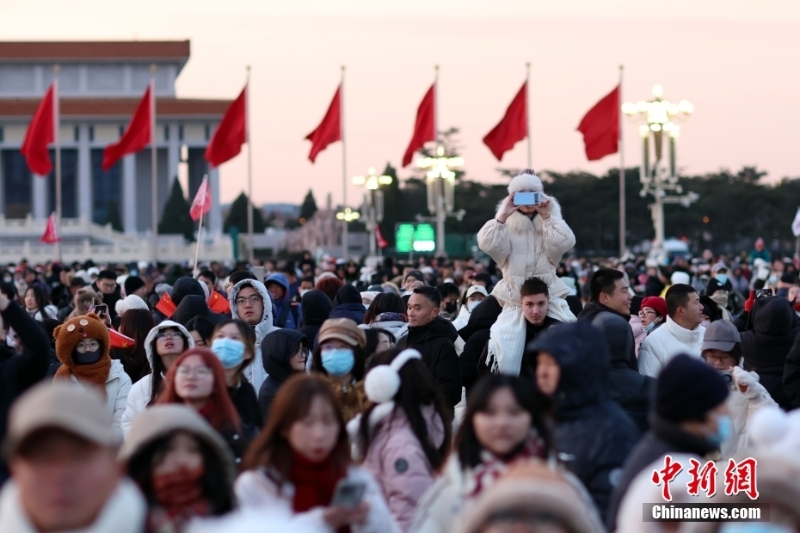 北京天安门广场举行元旦升旗仪式