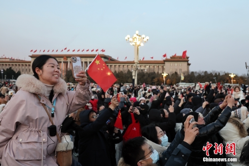 北京天安门广场举行元旦升旗仪式