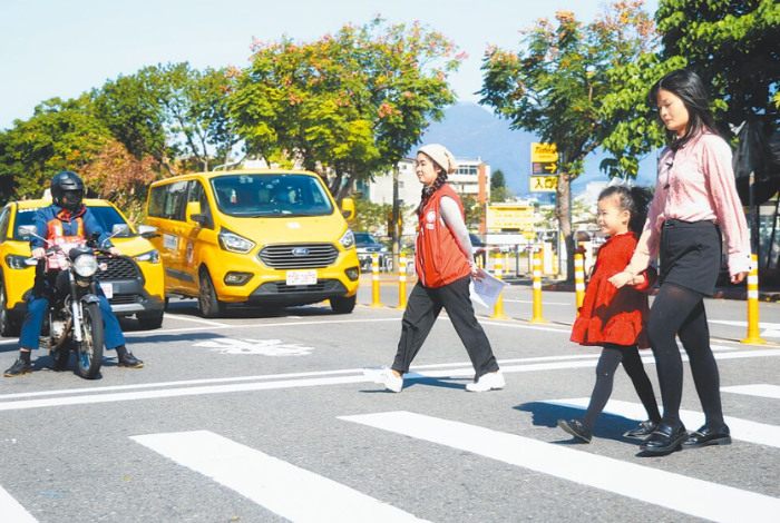 过马路示意图行人