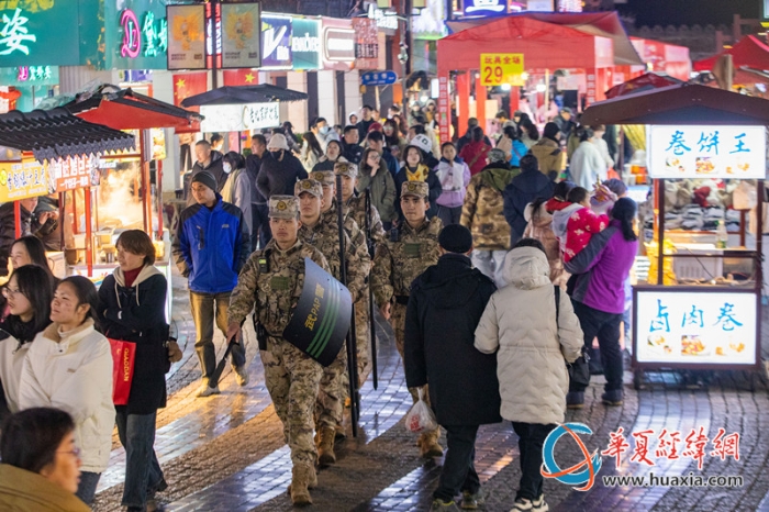 8、桂林市正阳步行街，武警官兵在街道人流中穿梭。（施晨洲 摄）_副本