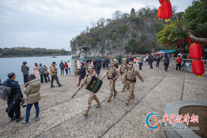 7、武警官兵在象山景区巡逻执勤。（施晨洲 摄）_副本