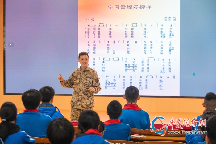 2 武警官兵和学生们齐唱《学习雷锋好榜样》。（刘晨 摄）_副本