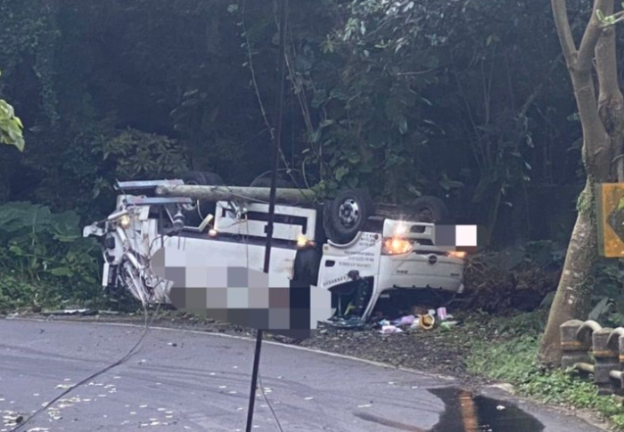 台北市士林区文化大学后山“垃圾车”撞电杆翻车